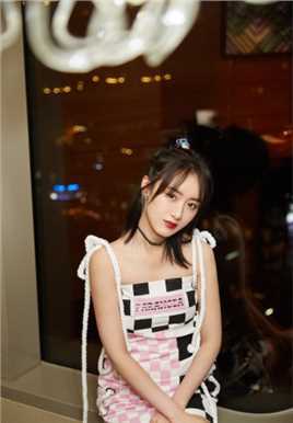 优质清纯气质美女袁冰妍时尚装扮大长腿性感图片