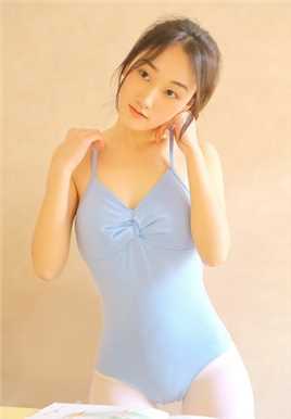 最新清纯少女紧身连体服白丝大长腿养眼壁纸