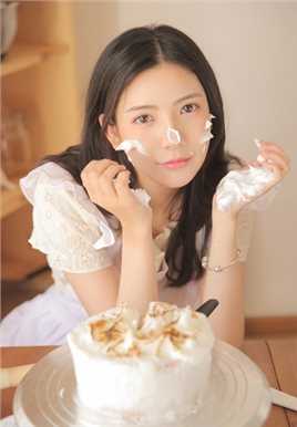 最新清纯气质少女舔奶油人体盛女仆诱惑性感壁纸