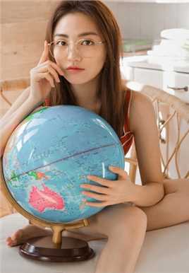 最新文学女孩清纯淑雅文静氧气地球仪图集