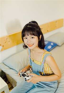 游戏女孩清纯背带裤床上