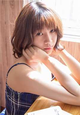 最全小波卷发美少女格子吊带裙性感裸背酥胸诱惑图片壁纸