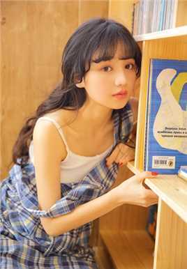 精选美颜少女小清新室内忧郁面孔惹人心疼居家清纯照图册