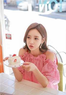 优质粉唇嘟嘴可爱美少女甜品店性感一字肩裙子俏美图片