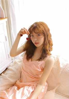 精选空气刘海卷发美眉粉色吊带睡裙秀色娇俏性感居家图册