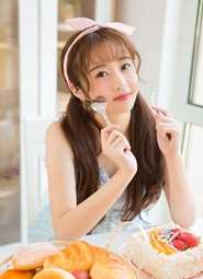 特别专辑戴粉色可爱发带少女吃早餐性感吊带美胸生活美拍图片