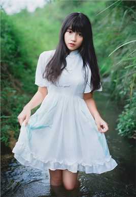 高清白裙子萌妹子乡下度假清纯图集