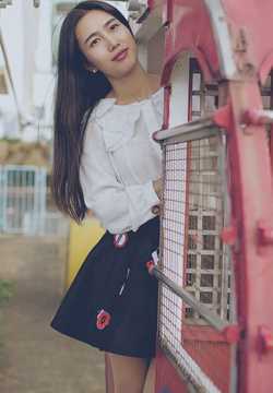 90后清纯美女摩天轮乐园唯美大片