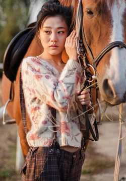 最新唯美清纯美女骑马装帅气图图集