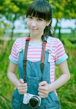 高清牛仔背带裤萌妹子清纯唯美外拍照图集