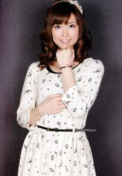 日本清纯少女渕上舞棚拍露甜甜的微笑