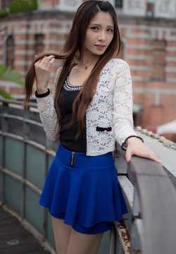 最新清纯校花蔡译心街头秀骨感身材壁纸