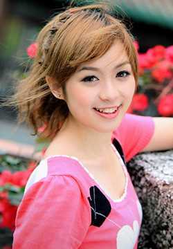 精选可爱清纯女生甜美街拍图册