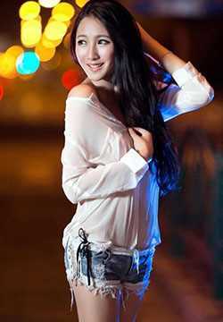 精选清纯女生夜晚白衣迷情街拍图册