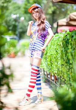 最新清纯动人小美女高清街拍照壁纸