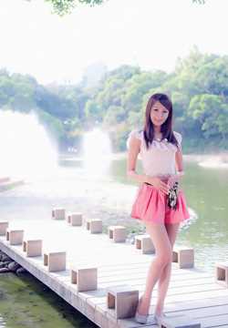 街拍大眼清纯校花大长腿