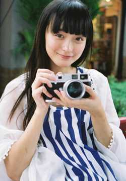 高清清纯美女何泓姗户外迷人图集