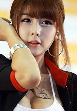 韩国美女车模李智友车展俏皮可爱图片