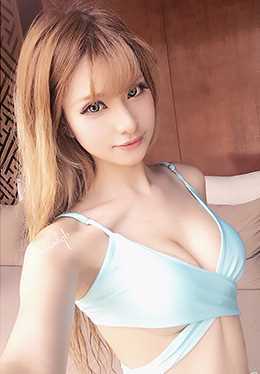 娃娃脸车模丁旎比基尼秀完美性感身材