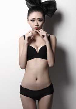 高清汽车模特张璐瑶私房黑色内衣图集