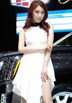 特别专辑韩国车模李圣花车展大秀修长大长腿图片