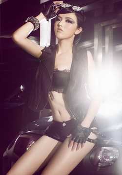特别专辑性感车模黑色内衣撩人图片