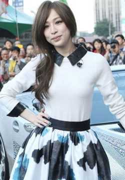 最新台湾甜心教主王心凌变身车模图集