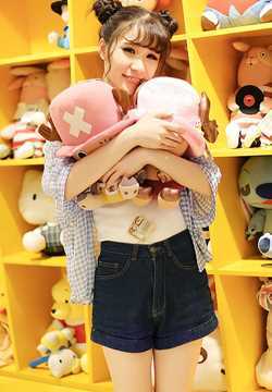 精选甜美女生抱乔巴拍展迷人笑容图册