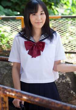 日本学生制服妹子浜田由梨甜美外拍照