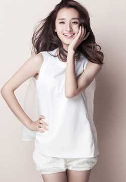 邻家女孩卓煜茜拍新展甜美笑容