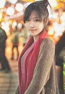 最新甜美女孩街头迷人照壁纸