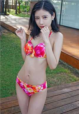 宅男女神施忆佳泳装湿身