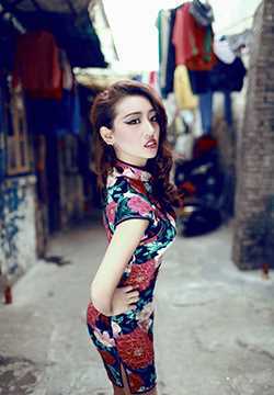 高清旗袍美臀美女演绎红唇迷人诱惑图集