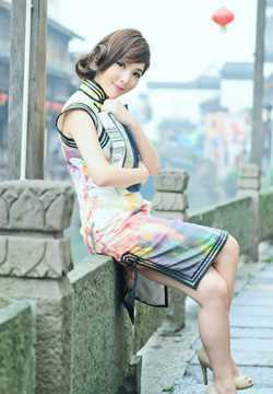 精选旗袍制服美女清新户外高清照图册