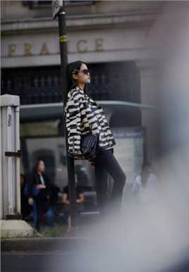 特别专辑忧郁气质少女欧阳娜娜巴黎街头时尚明星图片图片