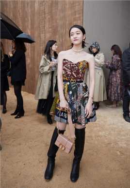 浪漫迷人少女张雪迎露肩长裙精致时尚图片