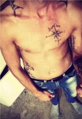 特别专辑帅哥胸前指南针纹身个性时尚图片图片
