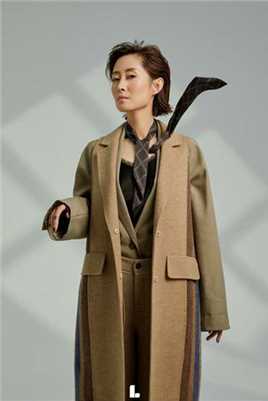 风韵犹存的女星刘敏涛利落短发时尚美女大片