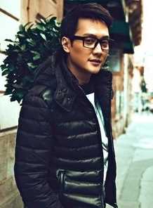高清眼镜帅哥冯绍峰街拍复古气质时尚个人摄影壁纸图册
