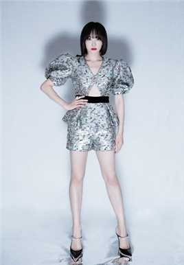 优质短发高挑美女宋茜白皙长腿杂志时尚图片相册