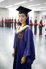 童苡萱(Elena)研究生毕业照前后照片