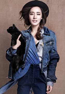 精选时尚女星王智抱黑猫拍摄大片图册