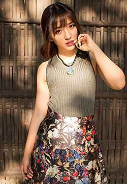 高清街拍碎花长裙的时尚美女图集