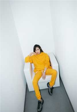 精选活力阳光美女宋茜显眼卫衣清爽运动风格时尚图册