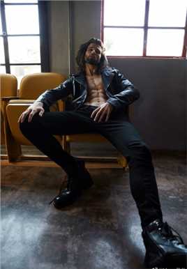 欧美长发妖娆性感帅气肌肉男大叔男模皮衣时尚图片