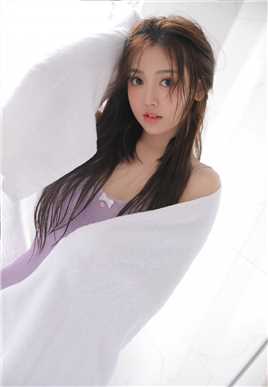 高清丰满妹妹身材高挑苗条低胸吊带气质慵懒性感美女集图集