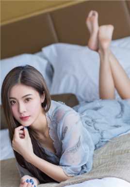 最新宅男女神床上蕾丝裙高挑长腿好身材图集