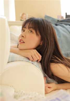 最新长裙美女格子裙清纯可爱萌妹子床上私房壁纸