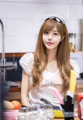 精选性感车模美女小露蛮腰妖娆制服短裙清纯可人图册