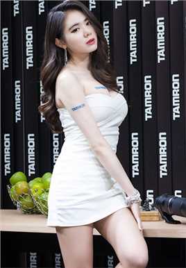 高清韩国车模闵侑琳抹胸短裙酥胸诱惑图集